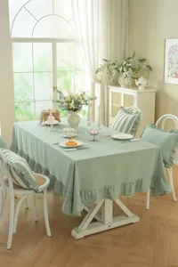 Vue détaillée de la nappe en coton vert style pastoral français dans une salle à manger.