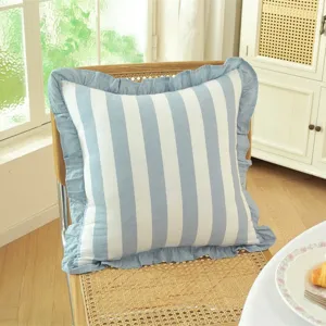 Cojín decorativo a rayas azules y blancas con volantes estilo campestre francés para sofá