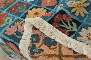 Vista detallada de un mantel jacquard floral estilo vintage americano con flecos.