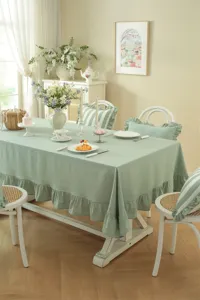 Nappe de table en coton lavé style champêtre français avec bord à volants et coussins de chaise