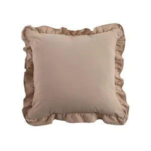 Gros plan détaillé de la housse de coussin caramel à volants et texture de tissu.