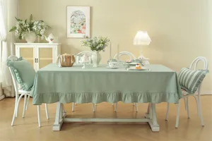 Nappe de table à volants en coton lavé style champêtre français et coussin à rayures.