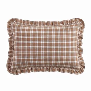Housse de coussin à carreaux marron caramel avec volants élégants, taie en coton pour canapé.