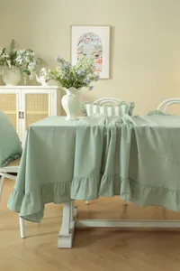Nappe française champêtre vert sauge en coton lavé avec détail de bord à volants gros plan