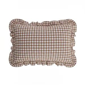 Housse de coussin à carreaux en coton marron caramel, détail volant, jolie déco rétro.