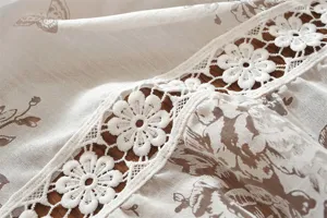 Rideau court en dentelle vintage française avec design ajouré et patchwork floral.