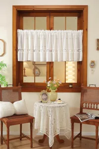 Style français vintage rideau court en dentelle blanche fenêtre cuisine détail scène