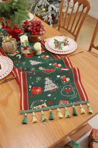 Vista dettagliata del runner da tavola natalizio in poliestere con jacquard e bellissime frange.