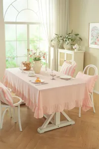Nappe de table à volants en coton lavé rose style champêtre français avec coussins.