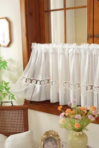 Rideau court en dentelle blanche vintage française pour cuisine, élégant décor de cloison.