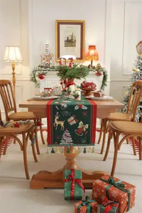 Dettaglio del runner da tavola natalizio, motivo jacquard tessuto con nappe per la decorazione.