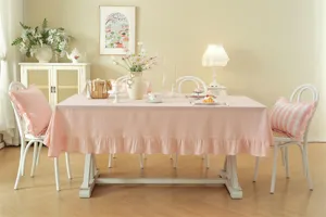 Détail de la nappe en coton rose style pastoral français, décoration de salle à manger rustique.