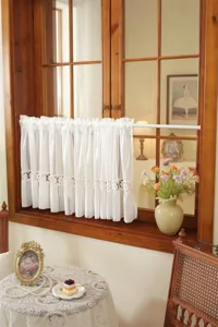 Rideau court en dentelle blanche vintage française pour fenêtre de cuisine détail.