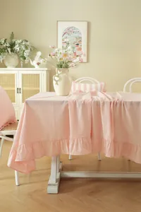 Vue détaillée de la nappe rose en coton style pastoral français avec bord à volants fins.