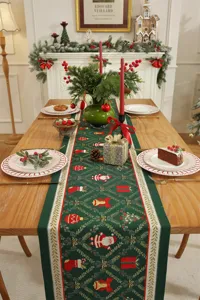 Primo piano dettagliato del runner da tavola natalizio in jacquard con motivi di Babbo Natale festivo.