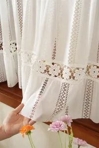 Détail de rideau en dentelle blanche, motif floral jacquard français, élégant court rideau.
