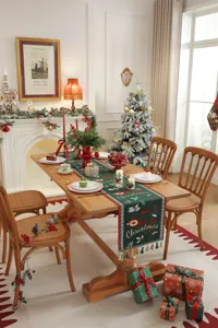 Cammino tavola Natale con nappe jacquard festivo sala da pranzo decoro dettaglio vista casa