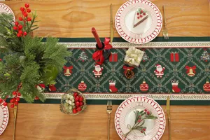Dettaglio del runner da tavola natalizio con jacquard Babbo Natale e regali festivi.