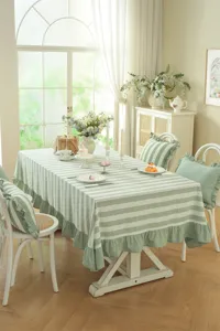 Nappe rayée en coton style pastoral français avec volants, vue détaillée élégante.