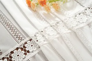 Élégant rideau court en dentelle française blanche avec broderie florale pour décoration.