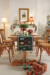 Dettaglio runner da tavola natalizio, tessuto jacquard festivo intrecciato con nappe decoro feste.