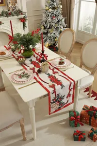 Nahaufnahme des Weihnachtstischläufers mit eingewebten festlichen Blumenmustern.