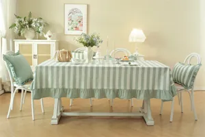 Nappe de table en coton lavé à rayures style pastoral français avec bord à volants délicats.