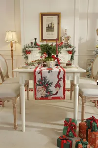 Weihnachten Jacquard Tischlaeufer Detail, elegante rote und gruene festliche Tischdeko.