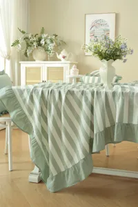 Nappe de table en coton rayé style campagne française avec bords à volants pour décoration.