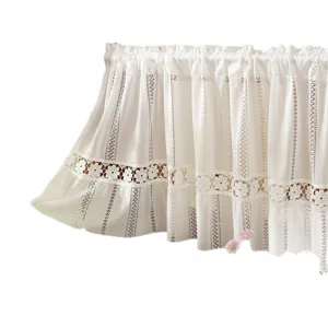 Rideau court en dentelle blanche française pour fenêtre de cuisine, élégant voilage fleuri.