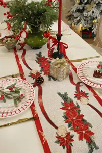 Detailaufnahme des Weihnachtstischläufers mit Weihnachtsstern Jacquard Design für Feiertage.