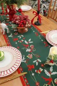 Dettaglio runner da tavola cervo di Natale jacquard, decorazione festiva verde.