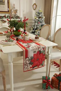 Weihnachtstischlaeufer Detail mit rotem Weihnachtsstern Jacquard Design fuer die Feiertage.