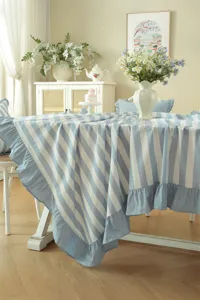 Vue détaillée de la nappe en coton rayé de style champêtre français avec bord volanté.