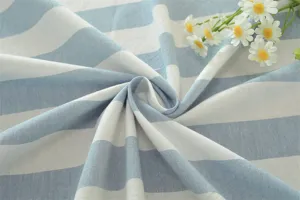 Vue détaillée de tissu en coton rayé bleu et blanc de style champêtre pour nappe élégante.