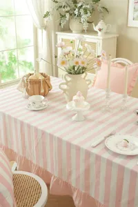 Nappe de table à ruffles en coton rayé rose et blanc de style campagne française chic.