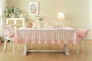 Nappe en coton rayé rose style pastoral français avec bord volanté, vue de détail chaleureuse.