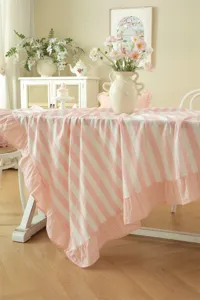 Vue detaillee de la nappe en coton raye style champetre francais avec bordure a volants.