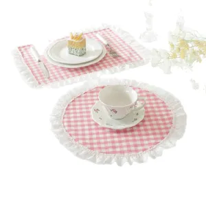 Mantel individual de cuadros rosas estilo francés con delicado borde de encaje.