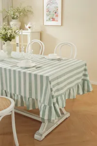 Nappe de table en coton rayé vert et blanc style campagnard français avec bord volanté.