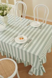 Vue détaillée de la nappe en coton rayé style champêtre français avec bord à volants.