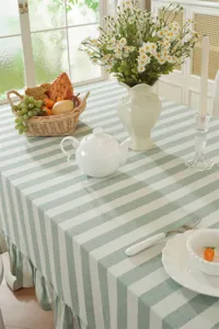 Nappe en coton lavé à rayures vertes style pastoral français avec détail à volants.