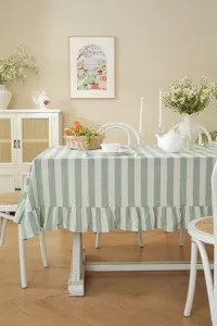 Nappe de table lavée en coton rayé vert et blanc style pastoral français avec bord à volants.