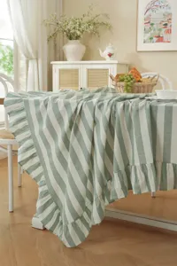Nappe de table en coton à rayures vertes et blanches avec un élégant beau bord à volants.