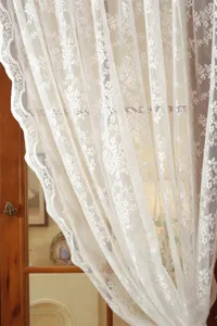 Λεπτομέρεια γαλλικής λευκής δαντελωτής κουρτίνας, vintage στιλ homestay παραθύρου.