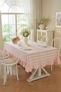 Nappe de table style pastoral français rayée rose et blanche en coton avec volants.