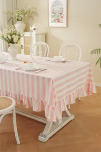 Vue détaillée de la nappe en coton rayé rose et blanc de style champêtre français.