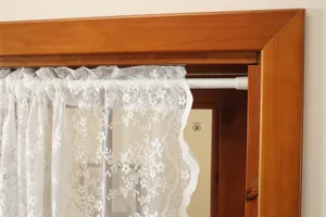 Λευκή δανδελένια κοντή κουρτίνα παραθύρου με λεπτό κομψό φλοράλ ζακάρ σχέδιο για την κουζίνα σας.