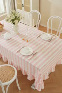 Détail de nappe en coton à rayures roses style champêtre français, élégants volants, déco chaleureuse.