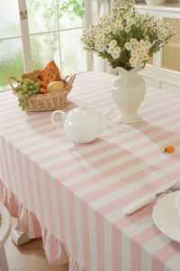 Nappe de table en coton rayé rose et blanc style pastoral français avec charmante bordure à volants.